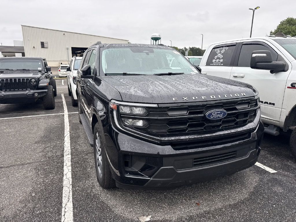 Used 2025 Ford Expedition Active AWD/4WD image 3