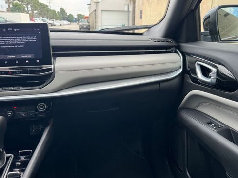 Used 2025 Jeep Compass Limited image 35