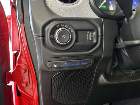 Used 2025 Jeep Wrangler Unlimited Sahara image 32