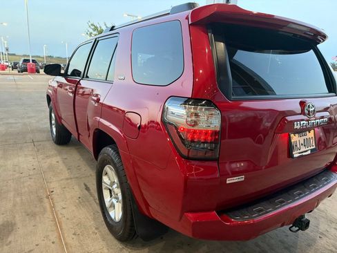 Used 2022 Toyota 4Runner SR5 AWD/4WD image 17