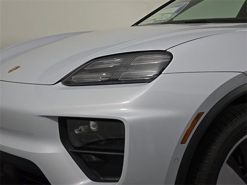 Certified 2025 Porsche Macan Electric image 12