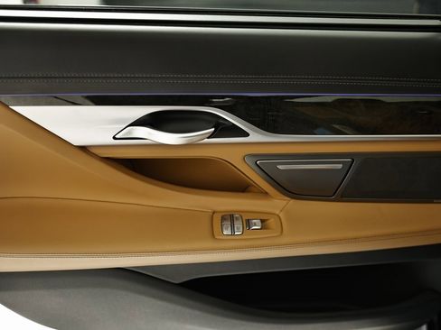 Used 2022 BMW 740i w/ M Sport Package image 24