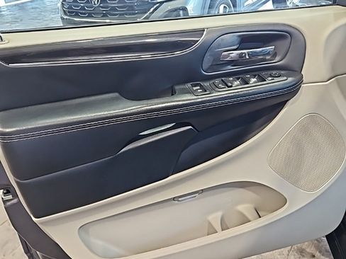 Used 2019 Dodge Grand Caravan SXT image 24