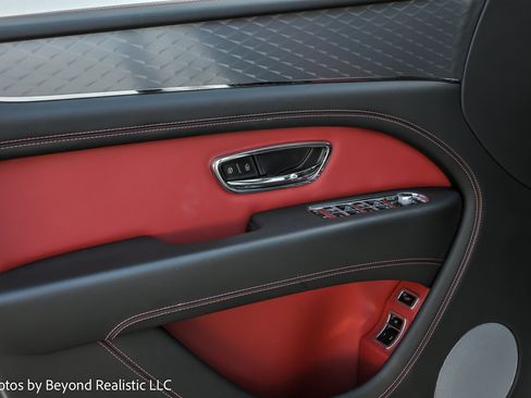 Used 2023 Bentley Bentayga image 19
