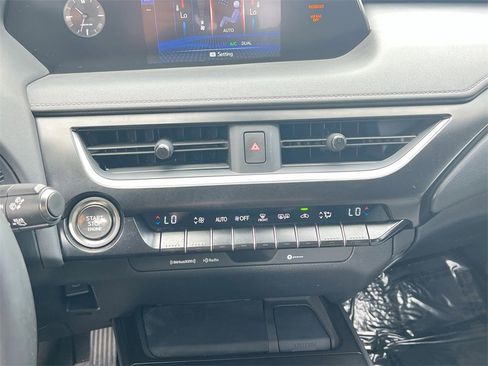 Used 2019 Lexus UX 200 image 17