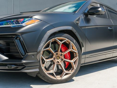 Used 2023 Lamborghini Urus Performante AWD/4WD image 25