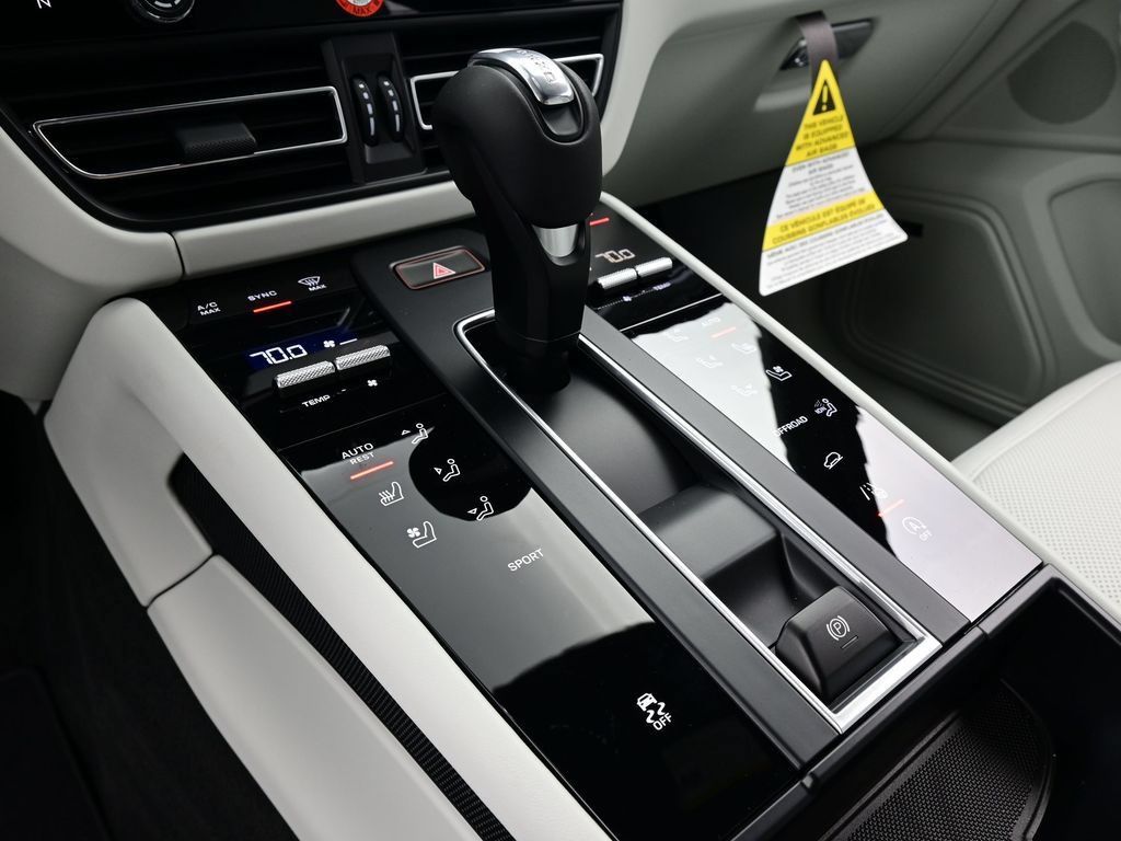 Certified 2026 Porsche Macan AWD/4WD image 11