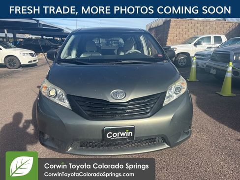 Used 2011 Toyota Sienna image 2