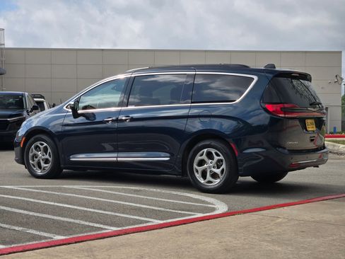 Used 2023 Chrysler Pacifica Limited FWD image 5