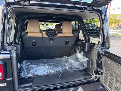 Used 2022 Jeep Wrangler Unlimited Sahara AWD/4WD image 19