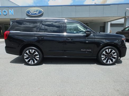 Used 2025 Ford Expedition Platinum w/ Driver's Package AWD/4WD image 2