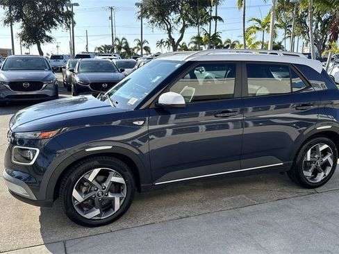 Used 2022 Hyundai Venue Limited image 11