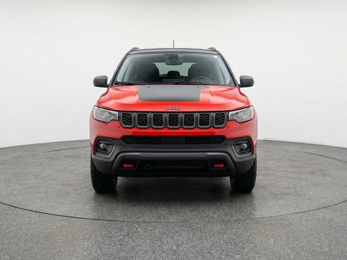 Used 2025 Jeep Compass Trailhawk image 2