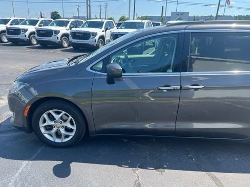 Used 2017 Chrysler Pacifica Touring Plus w/ Tire & Wheel Group FWD image 8