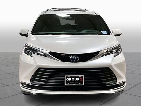 Used 2025 Toyota Sienna Platinum image 4