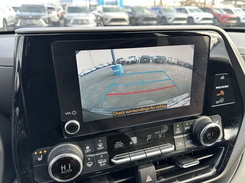 Used 2023 Toyota Highlander XLE image 17