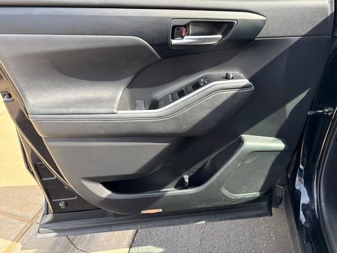 Used 2023 Toyota Highlander XLE image 12