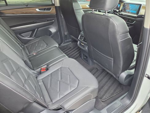 Used 2024 Volkswagen Atlas SE w/ Panoramic Sunroof Package FWD image 11