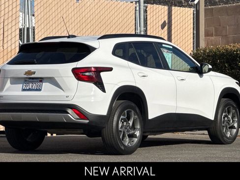 Used 2025 Chevrolet Trax LT FWD image 4