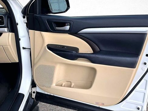 Used 2017 Toyota Highlander XLE FWD image 30