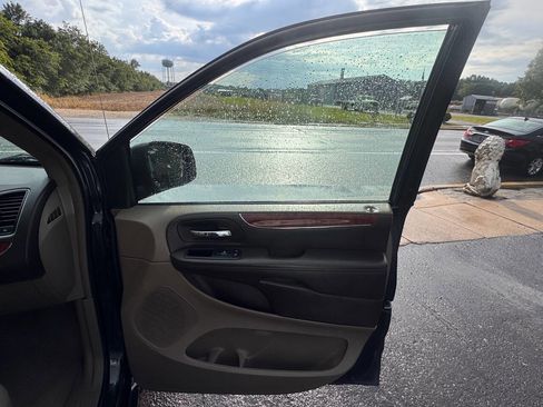 Used 2014 Chrysler Town & Country Touring-L w/ Driver Convenience Group image 27