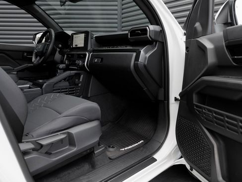 Used 2025 Toyota Tacoma SR5 image 31