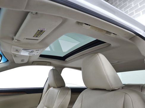 Used 2014 Lexus ES 300h w/ Luxury Package w/Bamboo Trim FWD image 16