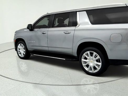 Used 2023 Chevrolet Suburban High Country AWD/4WD image 3