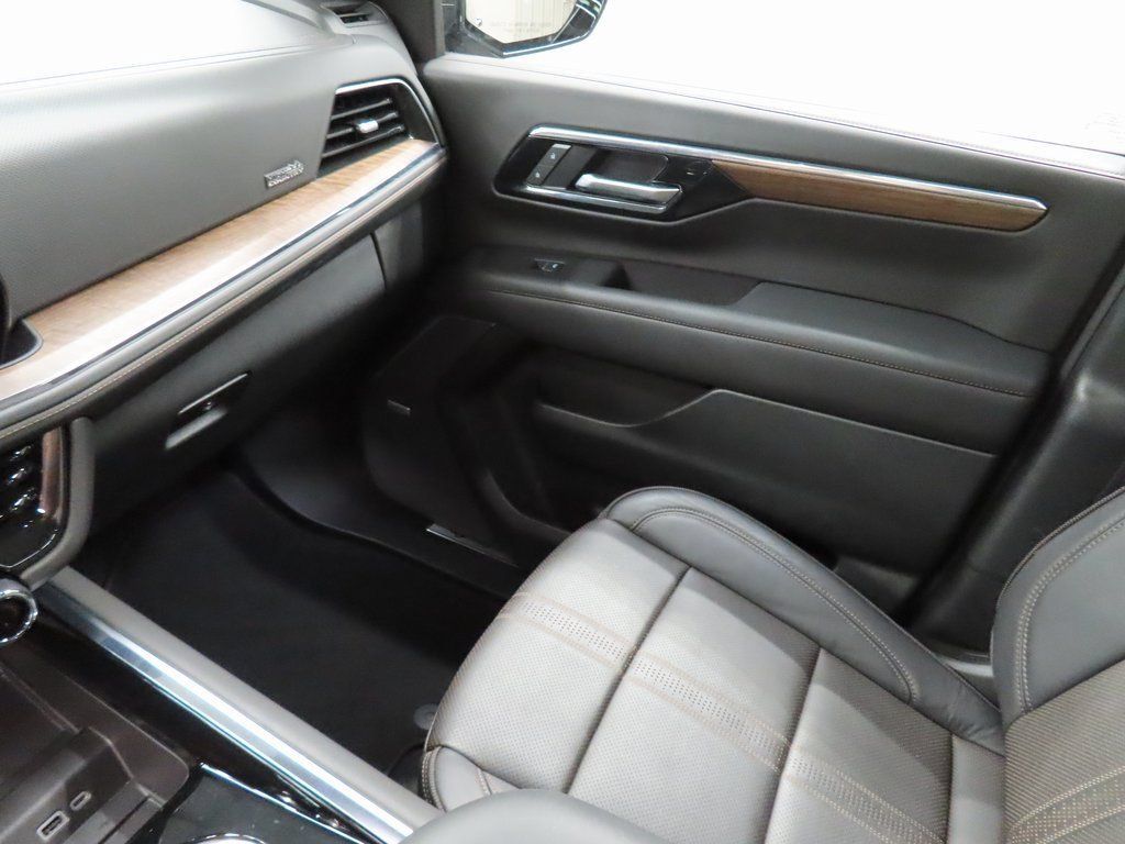 Used 2025 Chevrolet Suburban High Country AWD/4WD image 31