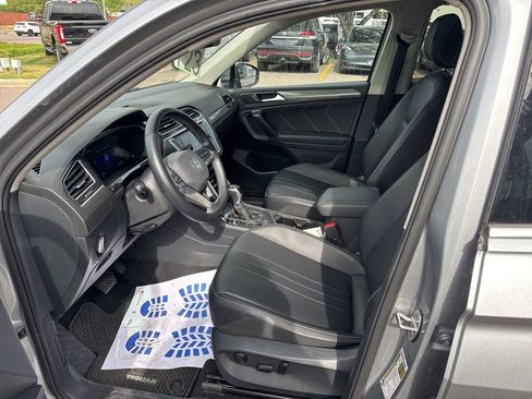 Used 2024 Volkswagen Tiguan SE w/ Panoramic Sunroof Package AWD/4WD image 12