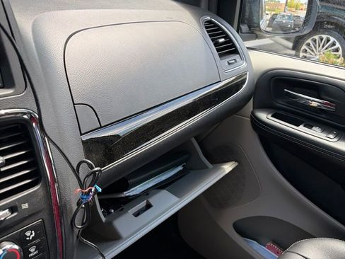 Used 2017 Dodge Grand Caravan SXT FWD image 11
