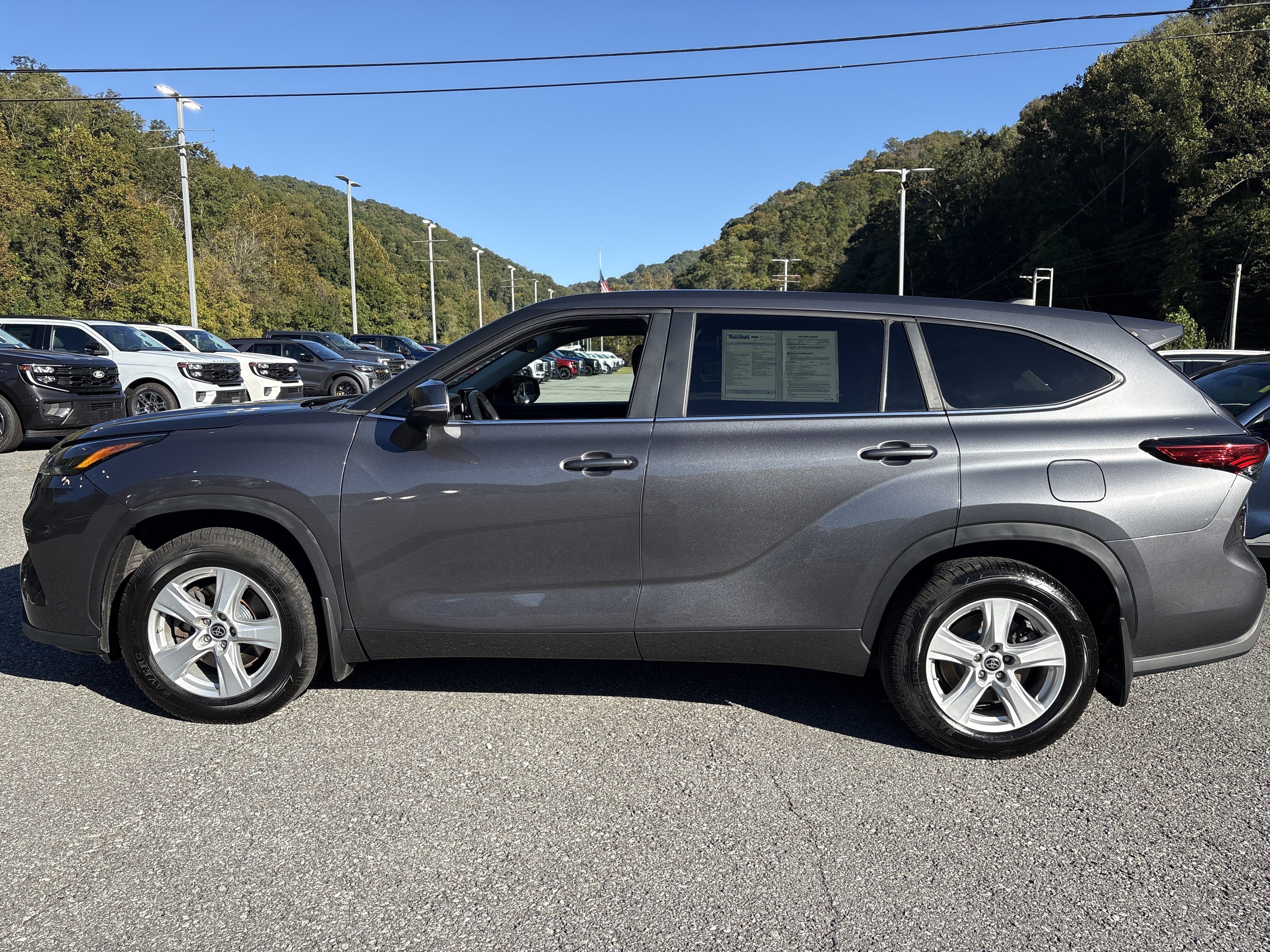Used 2023 Toyota Highlander LE AWD/4WD image 7