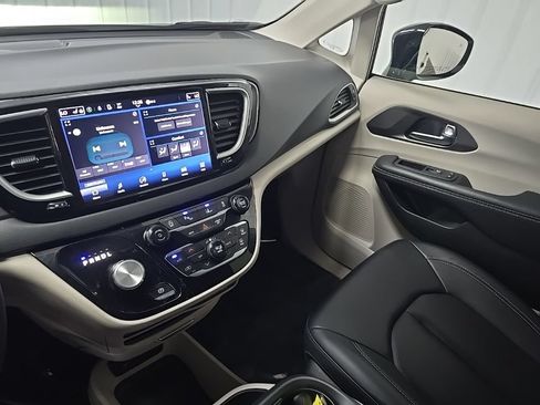Used 2024 Chrysler Pacifica Touring-L FWD image 25