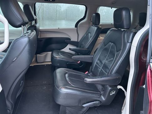 Used 2018 Chrysler Pacifica Touring-L image 14