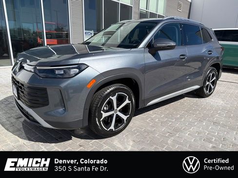 Certified 2025 Volkswagen Tiguan SE image 1