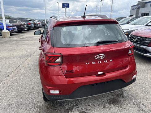 Used 2025 Hyundai Venue SEL FWD image 8