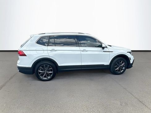 Used 2022 Volkswagen Tiguan SE w/ Panoramic Sunroof Package FWD image 8