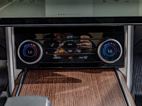 Used 2023 Land Rover Range Rover Long Wheelbase SE image 25