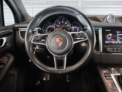 Certified 2018 Porsche Macan image 16