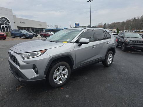 Used 2021 Toyota RAV4 XLE image 8