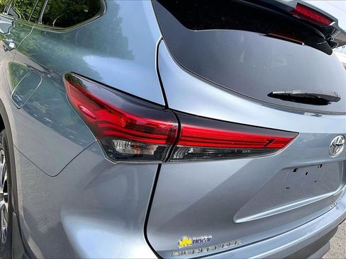 Used 2020 Toyota Highlander XLE AWD/4WD image 32