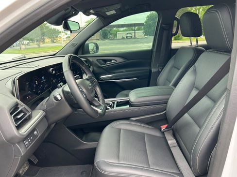 Used 2024 Chevrolet Traverse LT w/ Enhanced Driving Package FWD image 17