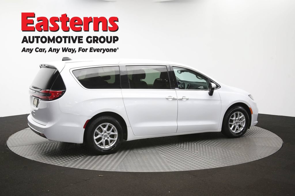 Used 2023 Chrysler Pacifica Touring-L FWD image 45