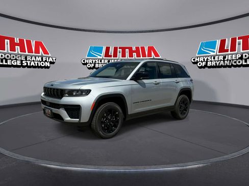 New 2026 Jeep Grand Cherokee Altitude RWD image 4
