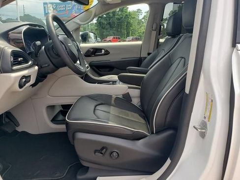 Used 2024 Chrysler Pacifica Limited FWD image 10