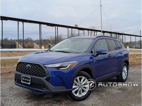 Used 2024 Toyota Corolla Cross LE image 1