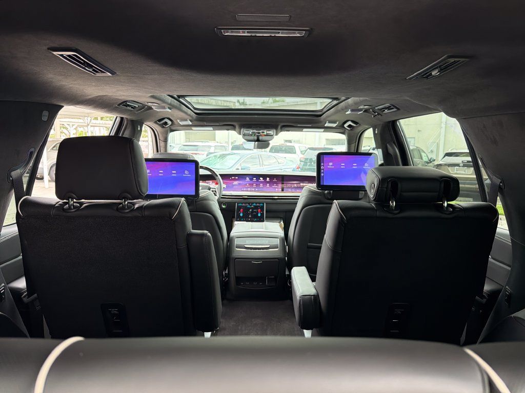 Used 2026 Cadillac Escalade Platinum Sport w/ LPO, ONYX Package AWD/4WD image 34
