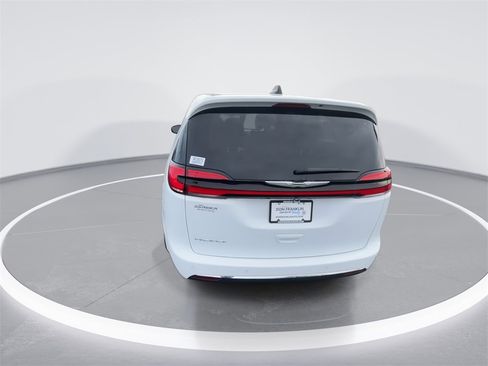 Used 2024 Chrysler Pacifica Touring-L image 7