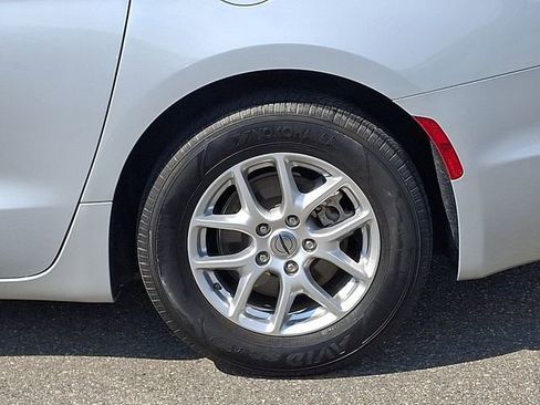 Used 2024 Chrysler Pacifica Touring-L image 27