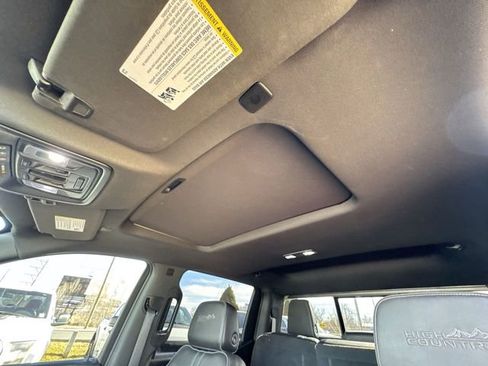 Used 2022 Chevrolet Silverado 1500 High Country w/ Technology Package image 18